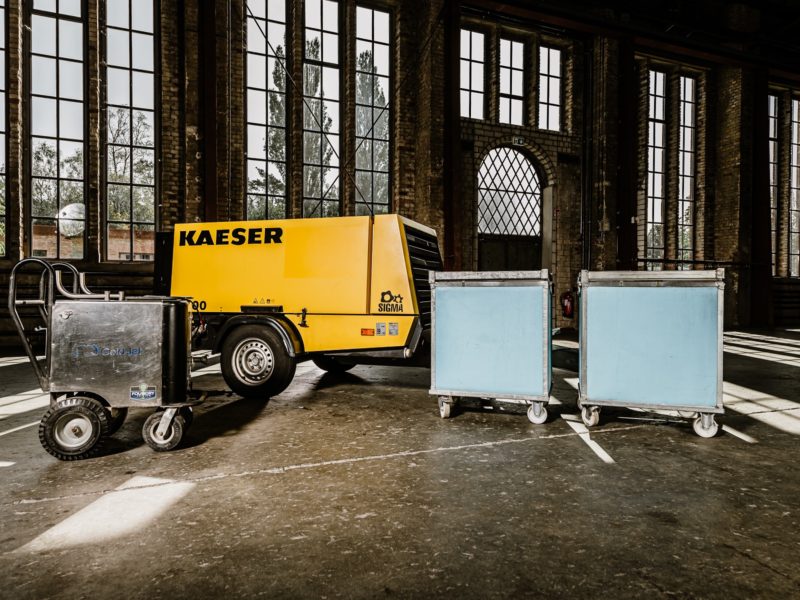 Mobiler Käser Kompressor, zwei Kühlboxen auf Rollen und Coldjet-Gerät