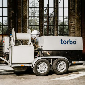 Torbo AC30 in Halle mit großen Fenstern
