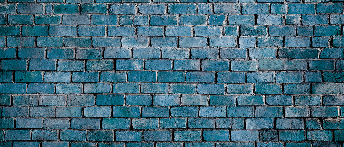 Blaue Backsteinwand