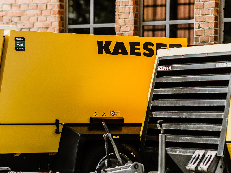 Zwei gelbe Käser Kompressoren