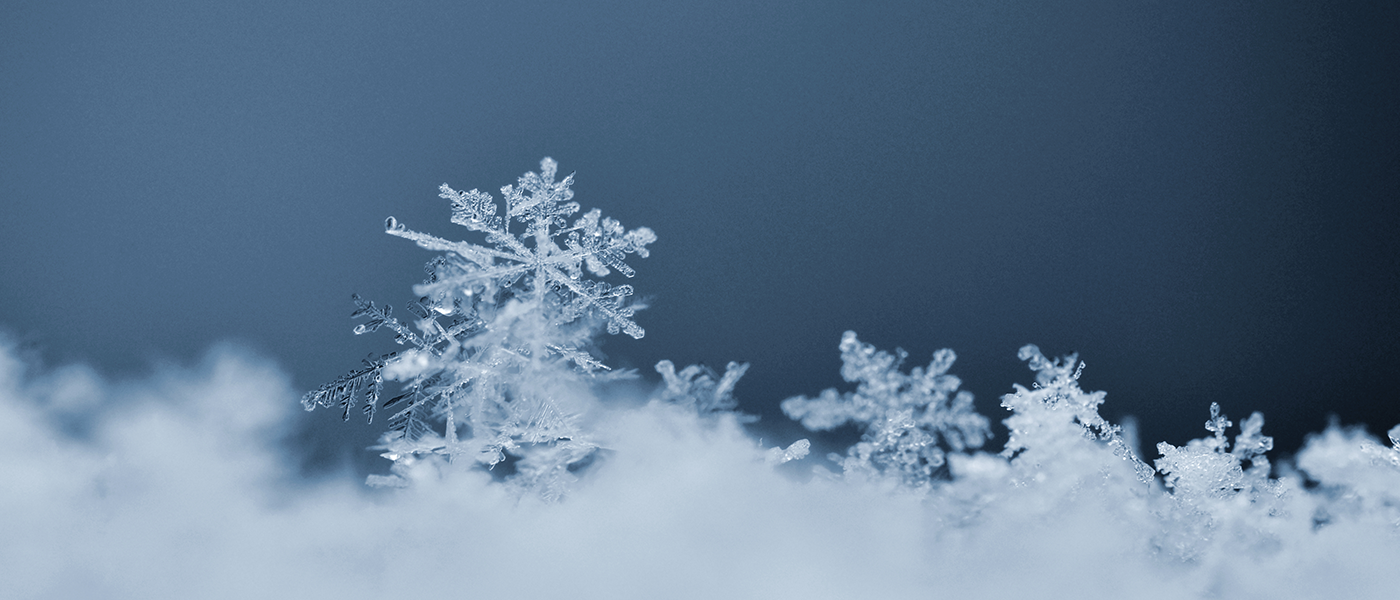 Eisflocken auf blauem Hintergrund