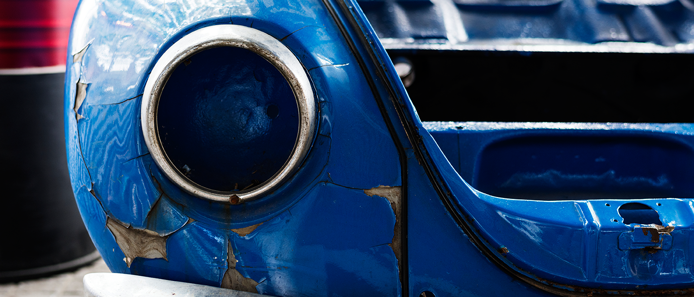 Alte blaue Autokarrosserie